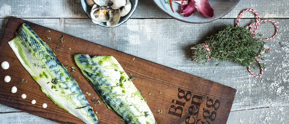 Grillplanka med smak av al - Big Green Egg