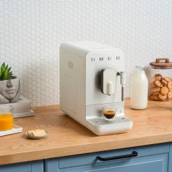 Helautomatisk Espressomaskin med ånginsats, Vit - Smeg