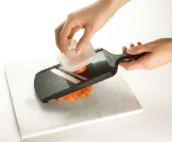 Julienne-mandolin med keramiskt blad, svart - Kyocera