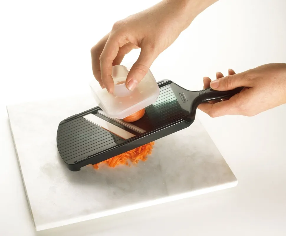 Julienne-mandolin med keramiskt blad, svart - Kyocera