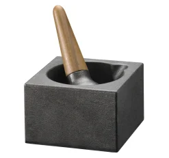 Mortel, stöt i gjutjärn med handtag i valnöt.