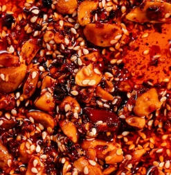 Peanut Rãyu, Krispig chiliolja med jordnötter & sesam, 240 g - White Mausu