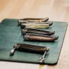 Sommelierkniv av Förstenad Ek, damaskerad m dekor, Collection - Forge de Laguiole