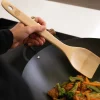 Stir-fryspade i polerad bambu, 35 cm - Joyce Chen