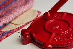 Tortillapress i gjutjärn, röd, med Servilleta - Verve Culture