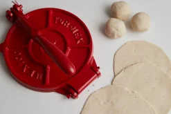 Tortillapress i gjutjärn, röd, med Servilleta - Verve Culture