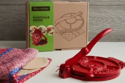 Tortillapress i gjutjärn, röd, med Servilleta - Verve Culture